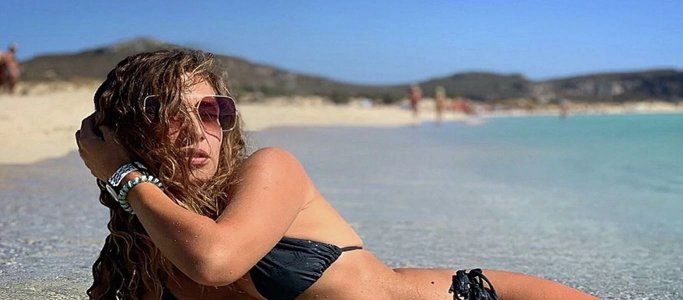 Σύλβια Δεληκούρα: Ποζάρει topless στην παραλία και… αναστατώνει (φώτο)